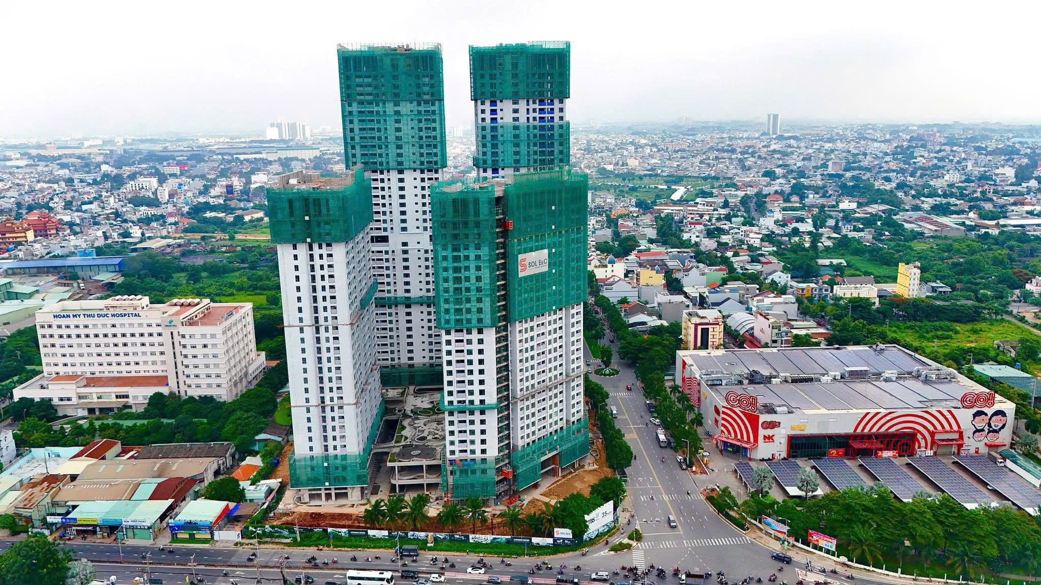 Hình ảnh toàn cảnh dự án GREEN SKYLINE TBS LAND tại Dĩ An đã cất nóc Tháp T1 và T2.