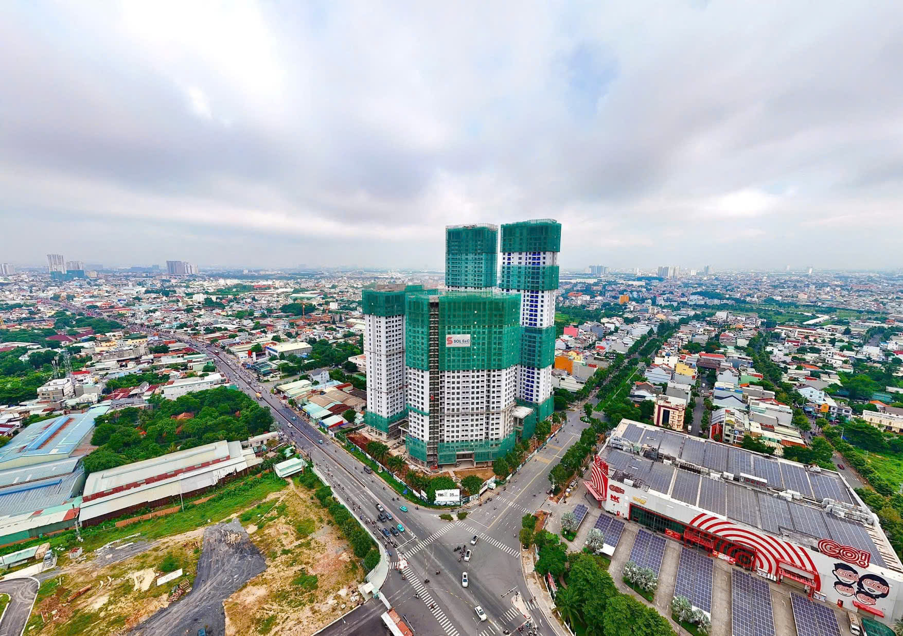 Ảnh cận cảnh công nhân thi công xây tường và lắp đặt hệ thống MEP tại căn hộ Green Skyline.